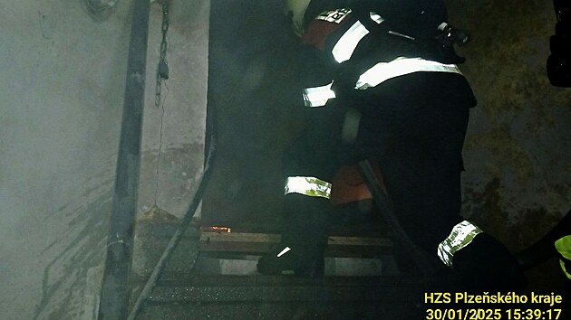 K poru v podkrov bval ndran budovy v Plenicch na Plzesku vyjelo pt hasiskch jednotek. Zsah trval pes tyi hodiny. Pi zsahu uvnit budovy hasii tm nevidli na krok kvli hustmu dmu. (30. ledna 2025)