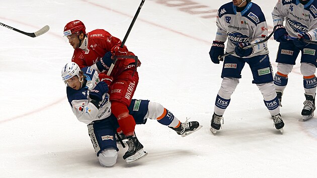 tonk Ocel Viliam acho se ve snaze vyrazit za pukem srazil s brnnskm Andrejem Kollrem.