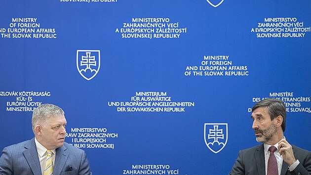 Slovensk� premi�r Robert Fico (vlevo) a ministr zahrani�� Juraj Blan�r (31. ledna 2025)