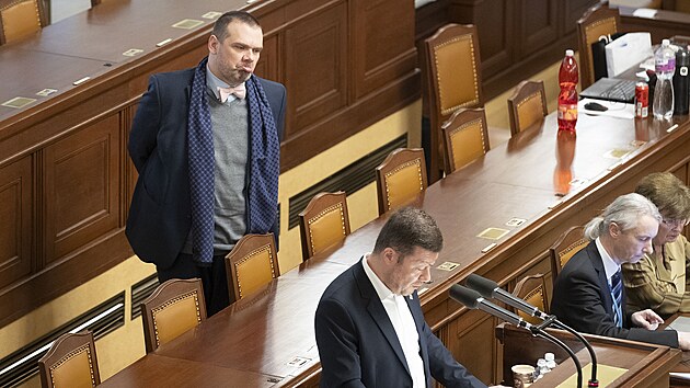 Ministr kultury Martin Baxa z ODS nastouch� vystoupen� ��fa SPD Tomia Okamury p�i jedn�n� Sn�movny, kter� m�lo na programu zvy�ov�n� televizn�ch a rozhlasov�ch poplatk� (23. ledna 2025)