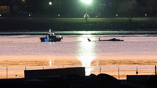 Ve Washingtonu se srazilo letadlo s vojensk�m vrtuln�kem, oba stroje spadly do �eky. Na m�st� prob�h� masivn� z�chrann� akce. (30. ledna 2025)