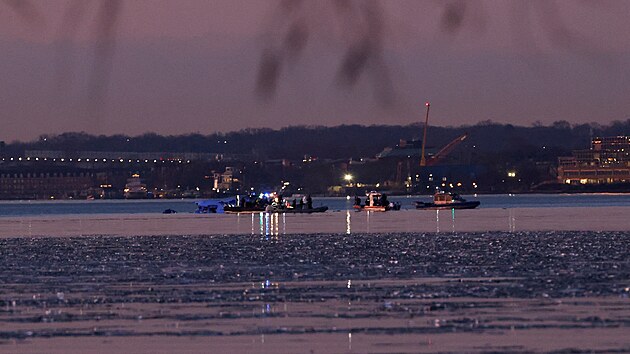 Ve Washingtonu se srazilo letadlo s vojensk�m vrtuln�kem, oba stroje spadly do �eky. Na m�st� prob�h� masivn� z�chrann� akce. (30. ledna 2025)