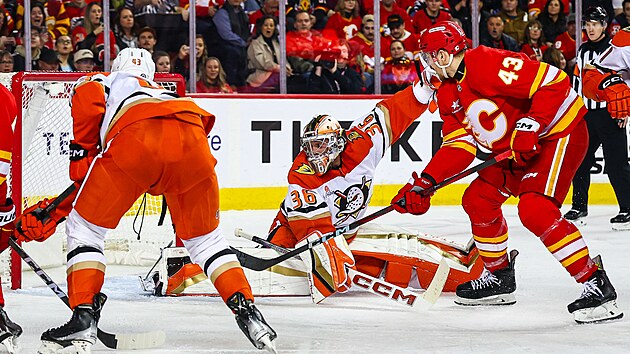 Adam Klapka (43) z Calgary Flames �to�� v z�pase s Anaheim Ducks, v br�n� John Gibson (36).