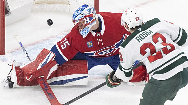 Jakub Dobe� (75) z v br�n� Montreal Canadiens inkasuje v z�pase s Minnesota Wild, p�ekonal ho Marco Rossi (23).