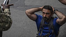 Goma. Rumun�tí �oldáci pod dohledem rebel� z milice M23 opou�t�jí území...