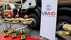 Ukrajin�tí hasi�i p�ebírají materiální pomoc od americké agentury USAID. (17....
