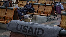 Deka s logem USAID v �ekárn� kyjevského nádra�í b�hem jednoho z nekone�ných...