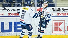 Oscar Flynn (vpravo) z Liberce se raduje z prvního gólu, gratuluje mu Layton...