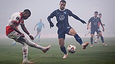 Simion Boubacar Michez ze Slavie se snaí odcentrovat pes Busanella z Malmö.