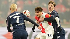 Otto Rosengren (vlevo) a Nils Zätterström z Malmö se snaí zastavit Mojmíra...