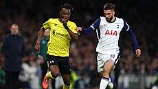 Jalal Abdulai (vlevo) z Elfsborgu a Rodrigo Bentancur z Tottenhamu.