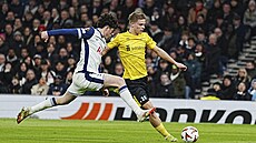 Archie Gray (vlevo) z Tottenhamu stíhá Gottfrida Rappa z Elfsborgu.