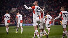 Tomá Chorý oslavuje gól do sít Malmö.