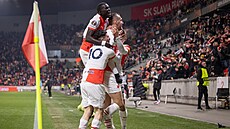 Fotbalisté Slavie kepí po gólu Tomáe Chorého.