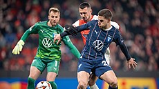 Ivan Schranz ze Slavie dotírá na obránce Busanellaz  Malmö.