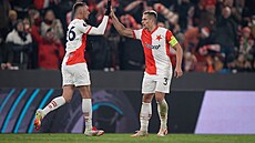 SROVNÁNO. Ivan Schranz (vlevo) a Tomá Hole. se radují z gólu.