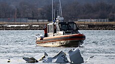 Trosky dopravního letadla a vrtulníku v �ece Potomac po tragické srá�ce ve...