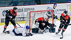 Momentka ze zápasu hokejist� Znojma (v �erném) a Vala�ského Mezi�í�í ve druhé...