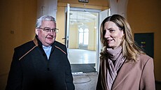 Brnnský biskup Pavel Konzbul (vlevo) a primátorka Markéta Vaková v budov...