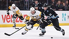 Sidney Crosby z Pittsburgh Penguins chce obrat o puk Alexandera Kerfoota z...
