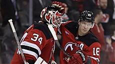 Branká� Jake Allen a úto�ník Ond�ej Palát z New Jersey Devils se zdraví po...
