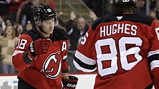 Ond�ej Palát a Jack Hughes z New Jersey Devils slaví gól proti Philadelphia...