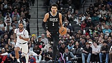 Victor Wembanyama ze San Antonio Spurs dribluje b�hem utkání s LA Clippers.