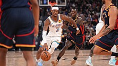 Shai Gilgeous-Alexander z Oklahoma City Thunder uniká Dennisi Schröderovi z...