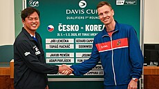 Kapitán Čong Čong-sam z Koreje a kapitán Tomáš Berdych z Česka před...