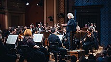 Sir Simon Rattle a �lenové �eské filharmonie na koncert� v Rudolfinu