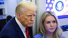 Donald Trump a Karoline Leavittová na palub Air Force One (28. ledna 2025)