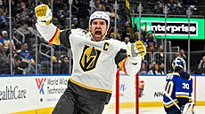 Mark Stone se raduje z gólu v utkání proti St. Louis.