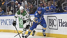 Miro Heiskanen v souboji u mantinelu se Zackem Bolducem.