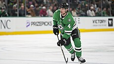 Miro Heiskanen se pohybuje s pukem na modré �á�e.