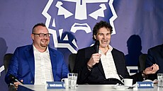 Tomá� Drastil a Jaromír Jágr na tiskové konferenci k prodeji Kladna.