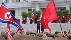 Severokorejský v�dce Kim �ong-un p�edsedá ceremonii úderné brigády mláde�e...