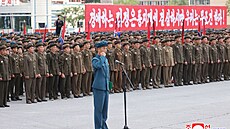 Severokorejský v�dce Kim �ong-un p�edsedá ceremonii úderné brigády mláde�e...