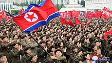 Severokorejský v�dce Kim �ong-un p�edsedá ceremonii úderné brigády mláde�e...