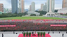 Severokorejský v�dce Kim �ong-un p�edsedá ceremonii úderné brigády mláde�e...