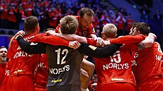 Nad�ení dánských házenká�� po postupu do finále.