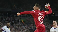 Marin Jelini� st�ílí na branku Francie.