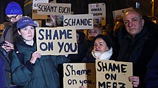 Lidé protestují v Nmecku ped sídlem Kesanskodemokratické unie (CDU). (30....