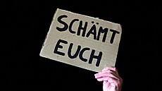 Lidé protestují v Nmecku ped sídlem Kesanskodemokratické unie (CDU). (30....