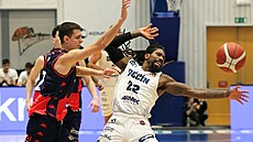 tvrtfinále eského poháru mezi Dínem a Brnem, domácí AJ Walton (vpravo)...