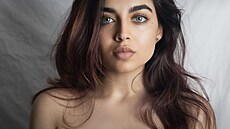 Modelka Zara Dar u�í matematiku na Pornhubu.