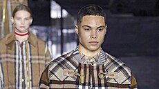 Prada je jednou z mnoha firem, které v sou�asnosti sází na nositelnost. V její kolekci nechybí ani klasický kabát zvaný duffelcoat.