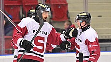 Spar�ané slaví gól proti Karlovým Var�m, vst�elil ho Michal Morav�ík (vlevo).