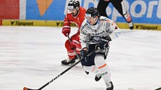 Vítkovický Jan Ko��álek (vpravo) v akci b�hem utkání v Olomouci.