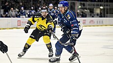 Kladenský Petr Straka (vpravo) se sna�í ohrozit bránu Litvínova.