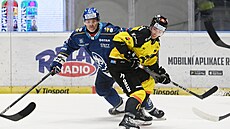 Kladenský úto�ník Jaromír Jágr (vlevo) b�hem zápasu s Litvínovem.